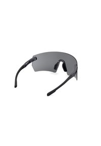Sonnenbrille mit großem, gebogenem grauen Linsen, schwarzem Kunststoffrahmen und strukturierten Bügeln für besseren Halt. Minimalistisches Design ohne sichtbare Logos.