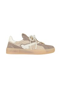Sneakers in suede beige e grigio con una parte superiore in tessuto testurizzato. Presentano un logo bianco, lacci decorativi in perle e una suola trasparente in gomma.