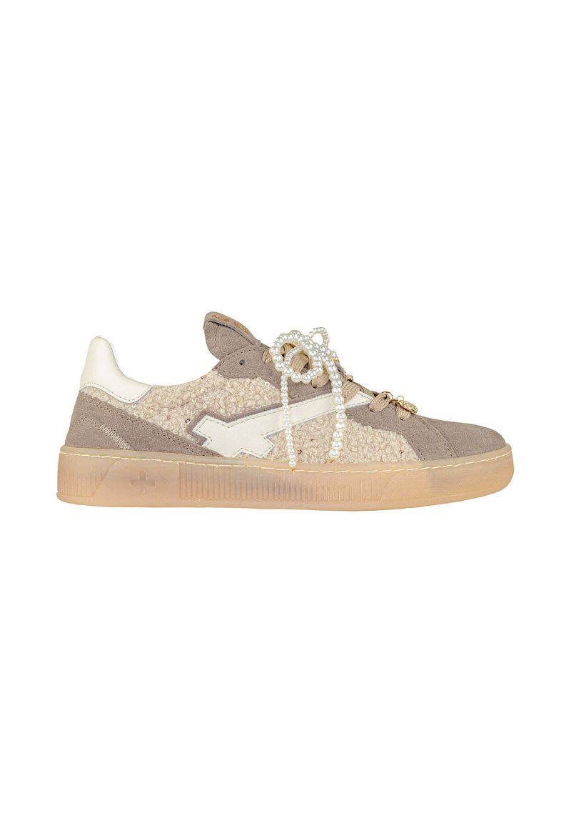 Sneakers in suede beige e grigio con una parte superiore in tessuto testurizzato. Presentano un logo bianco, lacci decorativi in perle e una suola trasparente in gomma.