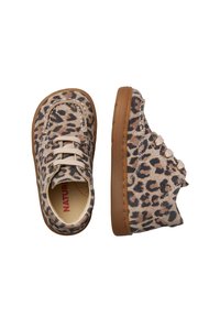 Scarpe per bambini con stampa leopardo marrone e nera, lacci beige e suole in gomma marrone, mostrate in vista superiore e laterale.