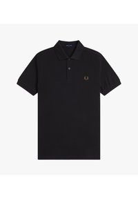 Svart pikétröja i bomull med klassisk krage, korta ärmar, knappslå med två knappar och en liten guld broderad logotyp på bröstet.