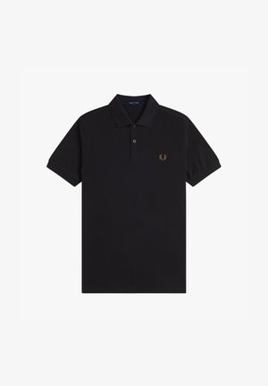 Camisa polo negra de algodón, con cuello clásico, mangas cortas, tapeta de dos botones y un pequeño logo dorado bordado en el pecho.