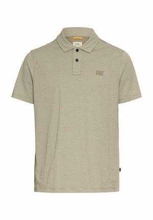Jasnoszara koszulka polo z krótkim rękawem, teksturowana tkanina, trzy guzikowa listwa na przodzie, subtelne logo na piersi, prosty dół, casualowy design.