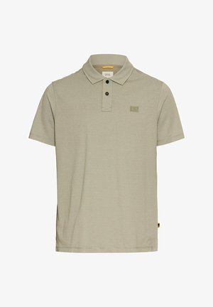 Jasnoszara koszulka polo z krótkim rękawem, teksturowana tkanina, trzy guzikowa listwa na przodzie, subtelne logo na piersi, prosty dół, casualowy design.