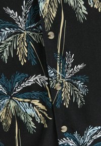 Zwarte overhemd met knopen met een palmblaadjesprint in blauw, groen en crème, van gladde stof en metalen knopen.