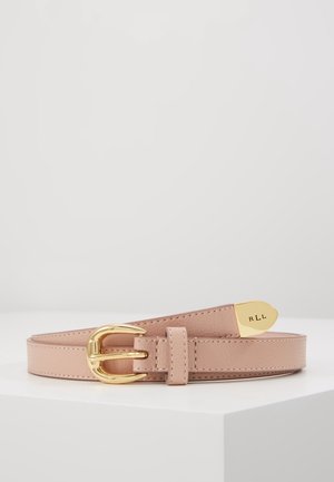 Ceinture en cuir rose clair avec boucle dorée et embout doré gravé des initiales RLL, présentée enroulée sur une surface blanche.