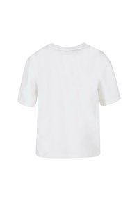 Hvid kortærmet t-shirt lavet af blødt bomuld, med en simpel rund hals og en afslappet pasform uden synlige mønstre eller pynt.