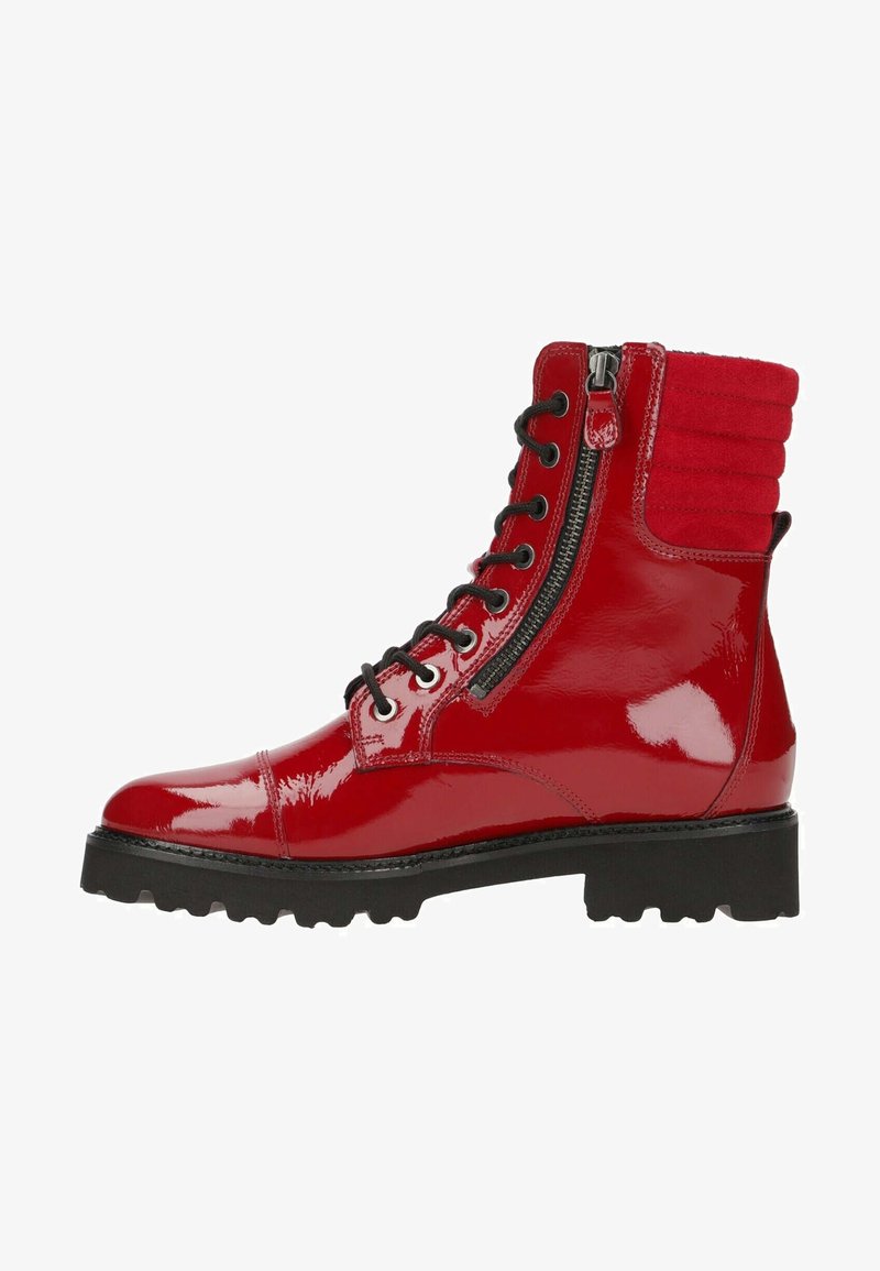 Botte de combat à lacets rouge brillante avec semelle noire, fermeture éclair latérale, col rembourré et détails côtelés à la cheville.