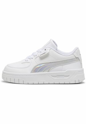 Sneaker Puma bianca a taglio basso con striscia laterale iridescente, suola spessa, chiusura con lacci e logo marchiato sulla suola intermedia e sulla linguetta.