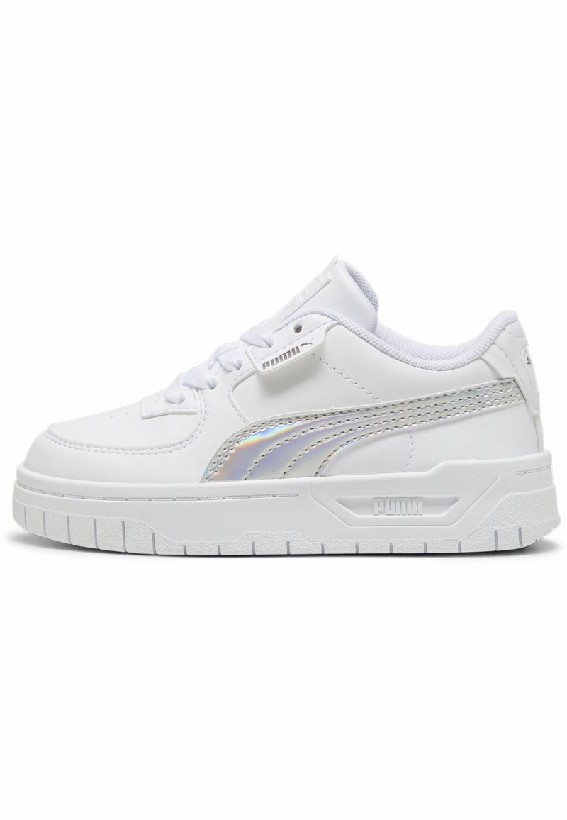 Baskets Puma basses blanches avec bande latérale irisée, semelle épaisse, fermeture à lacets et logo de la marque sur la semelle intermédiaire et l'étiquette de la languette.