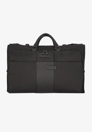 Bolsa de deporte negra hecha de un tejido duradero con un acento de cuero suave. Cuenta con asas dobles y un bolsillo con cremallera en la parte delantera para almacenamiento.