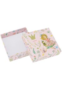 Scatola decorativa rosa a forma quadrata con motivi floreali e farfalle, caratterizzata da illustrazioni di una ragazza e un design di corona. L'interno è bianco semplice.