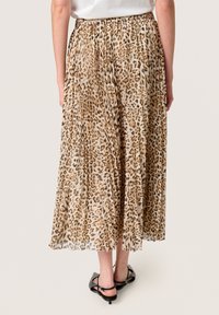 Maxiskirt med leopardprint i let materiale, med en bred elastisk talje og flydende design, med en kant der når midt på læggen.