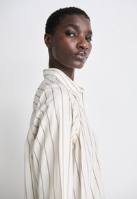 Mads Nørgaard YARPO CRISSY DRESS - Kreklkleita - silver birch