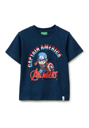 Maglietta blu navy per bambini con Capitano America dei cartoni animati che tiene uno scudo, con le scritte "Captain America" e "Avengers" in rosso, bianco e blu.