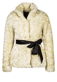 Faux fur frakke i crèmefarvet med et struktureret, bølget mønster. Har et sort satinbælte, spidse kraver og lange ærmer. Afslappet pasform.