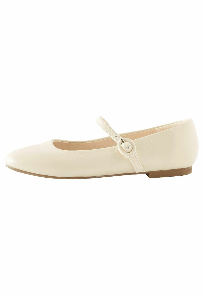 Ballet flat in pelle bianca con punta arrotondata, una cinturina sottile e dettaglio con fibbia circolare. Texture sottile con suola bassa e piatta.