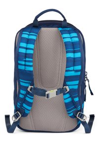 Marineblauwe rugzak met blauwe gestreepte gevoerde schouderbanden en ademend mesh achterpaneel. Beschikt over verstelbare zijbanden en een bovenhandvat.
