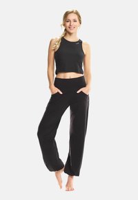 Winshape Donji dijelovi trenirke - black