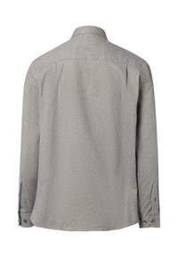 Langarmhemd aus leichtem grauem Stoff mit einem Button-Down-Kragen, Rückenpasse und verstellbaren Knopfmanschetten. Glatte Textur, minimales Design.