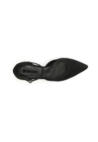 Pump nera in suede con punta affusolata, dotata di cinturino slingback e una soletta elegante. Presenta un design minimale senza motivi o accenti aggiuntivi.