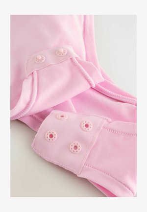 Vaate vaaleanpunaisesta puuvillasta, jossa on sileä rakenne. Varustettu vaaleanpunaisilla neppareilla ja satiinimaisilla yksityiskohdilla hihansuissa.