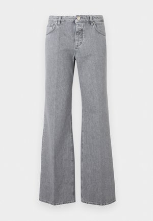 Jean en denim gris taille haute avec bouton et fermeture éclair à l'avant, cinq poches et jambes évasées larges, présenté sur un fond uni.