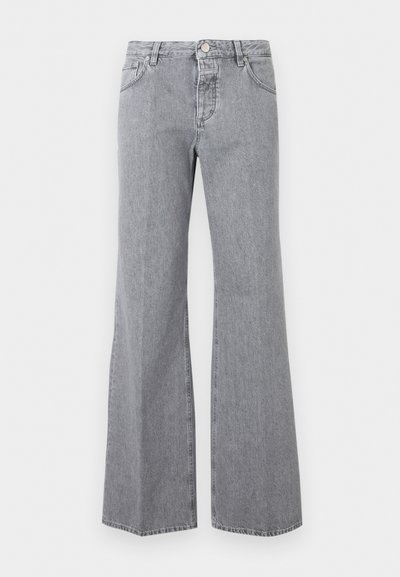 Jean en denim gris taille haute avec bouton et fermeture éclair à l'avant, cinq poches et jambes évasées larges, présenté sur un fond uni.