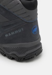 Czarne buty trekkingowe z teksturowanym syntetycznym wierzchem, niebieskimi akcentami i solidną gumową podeszwą. Posiadają logo marki oraz wzmocnione szwy.
