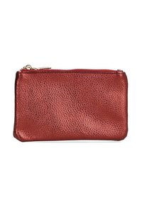 Funda con cremallera metálica roja de acabado texturizado. Forma rectangular, bordes suaves y tirador de cremallera dorado. Adecuada para pequeños objetos.