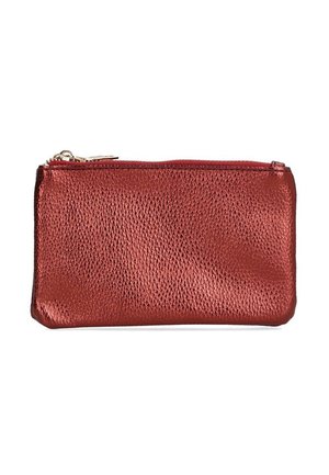 Funda con cremallera metálica roja de acabado texturizado. Forma rectangular, bordes suaves y tirador de cremallera dorado. Adecuada para pequeños objetos.