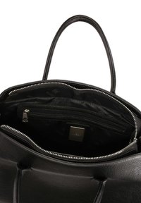 Bolso de mano de cuero negro con una superficie texturizada, que cuenta con un cierre superior con cremallera, forro de tela y un bolsillo interior con cremallera para mayor organización.