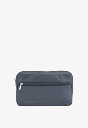 Navyblå rektangulær pung med to lynlåslommer og "JOOP! JEANS" logo præget på den nederste højre hjørne foran.