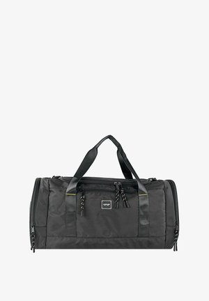 Bolso de deporte negro con dos asas superiores, dos bolsillos frontales con cremallera y tejido texturizado. Cuenta con costuras en contraste y herrajes duraderos.