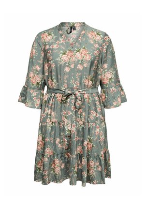 Zielona sukienka do kolan z różowym kwiatowym wzorem, dekoltem w serek, rękawami 3/4 z falbankami, wiązaniem w talii i warstwową spódnicą.