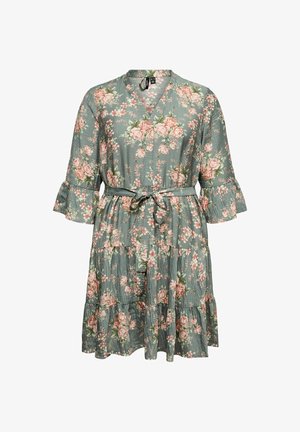 Zelena obleka do kolen z rožnatim cvetličnim potiskom, V-izrezom, 3/4 rokavi z volančki, pasom za zavezovanje in plastnim detajlom na krilu.