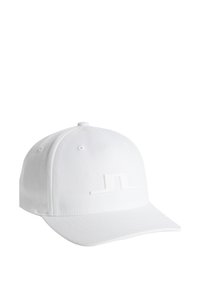 Vit keps av tyg med en strukturerad design, med en slät yta och en upphöjd logotyp på framsidan. Böjd skärm.