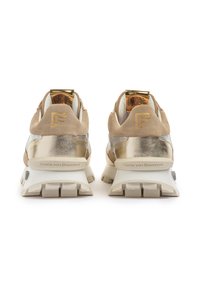 Beżowe zamszowe sneakersy z metalicznymi złotymi akcentami, masywną białą podeszwą i metką marki na pięcie. Wyróżniają się teksturowanym, warstwowym wzornictwem.