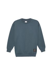 Blauwe fleecetrui van graniet met lange mouwen, ronde hals, ribgebreide manchetten en zoom, heeft een logopatch aan de onderzijde aan de linkerkant.