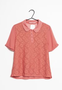 Koralfarvet bluse med blonde foran, der har blomsterprint, en ensfarvet krave og korte ærmer. Knappet frontdetalje og blød tekstur.