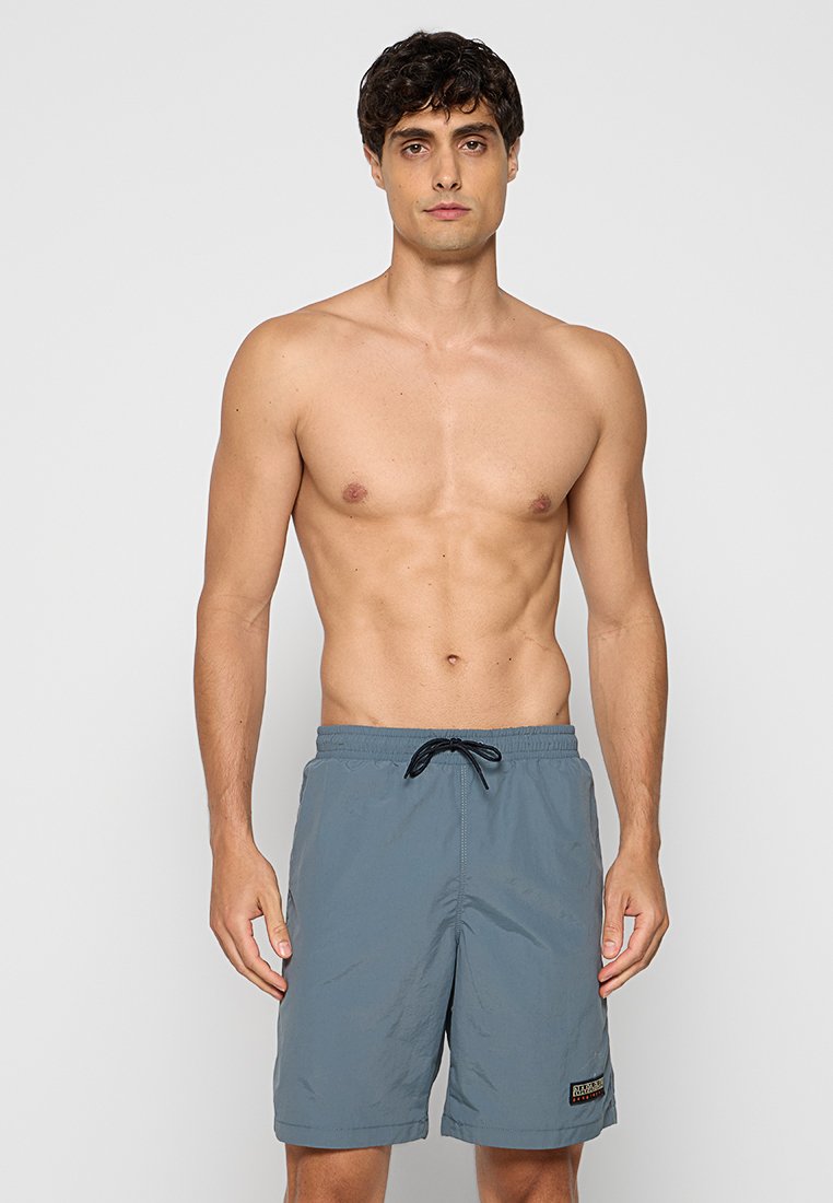 Graue Badeshorts aus leichtem Material verfügen über einen elastischen Bund mit Kordelzug, seitliche Taschen und ein kleines Logo-Detail.