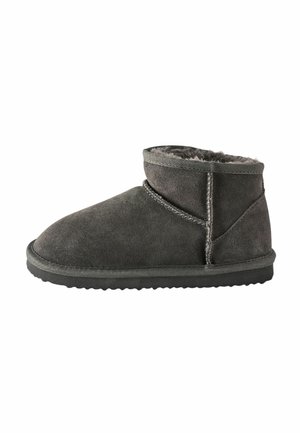 Graue Wildleder-Stiefeletten mit einem weichen Lammfellfutter, Kontrastnähten und rutschfester Gummisohle. Runde Zehenform und niedriges Design.