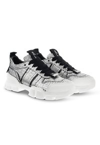 Sneaker bianco e nero con un design a stampa serpente testurizzato, lacci neri e suole bianche spesse. Gli accessori includono cinghie nere e un marchio sulla linguetta.