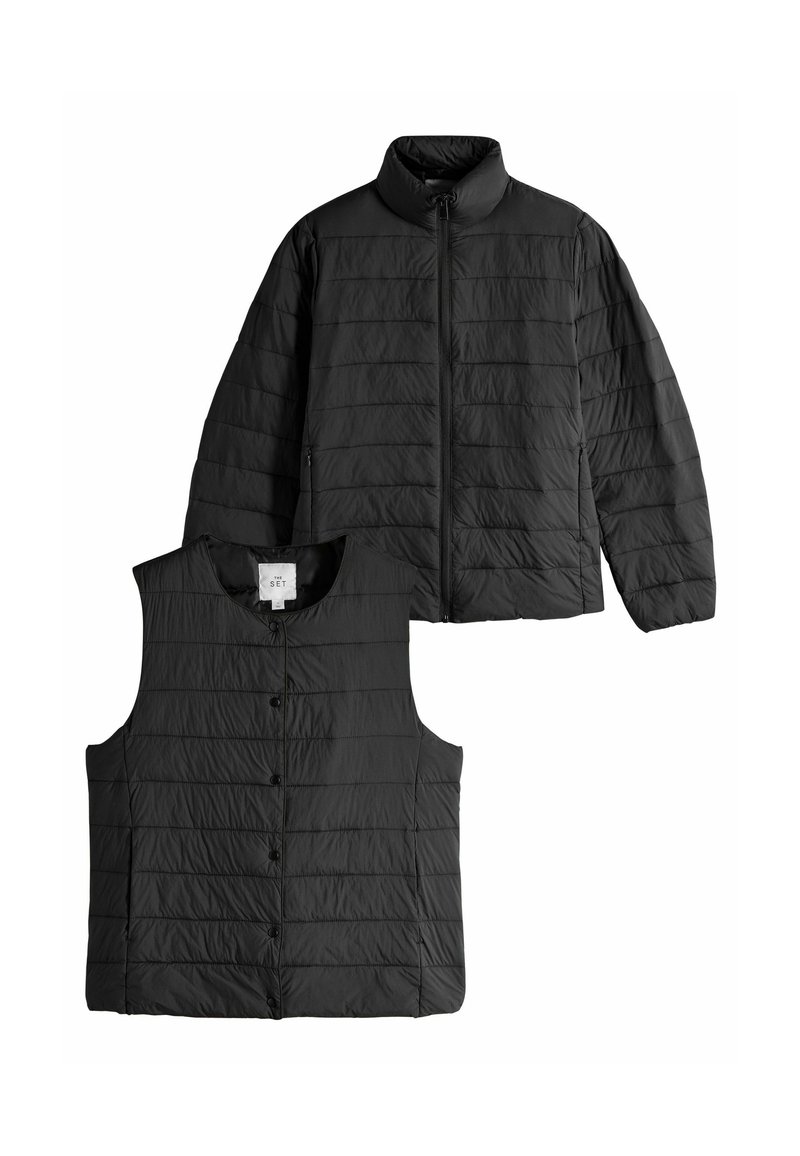 Schwarzes, gestepptes Outerwear-Set mit einer zipfelartigen Jacke mit hohem Kragen und einer ärmellosen Weste mit Knopfverschluss, beide in matter Optik.