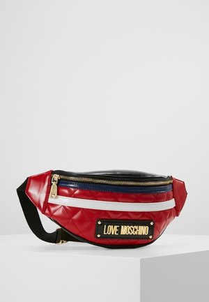 Rødt quiltet Love Moschino bæltetaske med sort øverste sektion, guld lynlås, hvide og blå striber og sort justerbar rem.