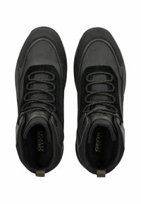 Botas de tobillo de cuero negro y ante con punta redonda, diseño de cordones y lados texturizados. Presentan la marca Geox visible en las plantillas.