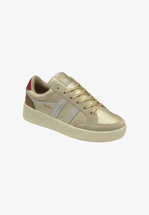 Beige Wildlederschuhe mit goldenen Akzenten, weißen Streifen und dickem Gummisohle. Verfügt über eine gepolsterte Zunge und Ferse in Bordeaux und Braun.
