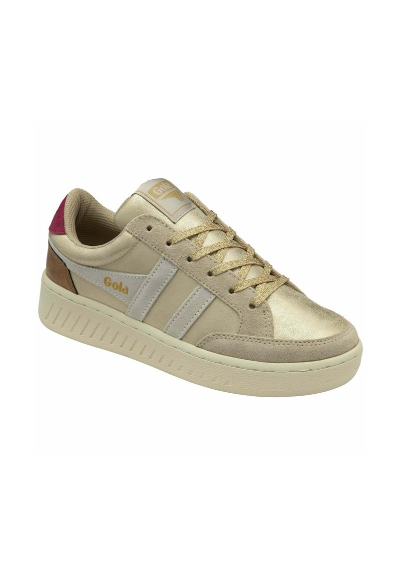 Baskets en daim beige avec des accents dorés, des rayures blanches et une semelle en caoutchouc texturé. Elles présentent une languette et un talon rembourrés en marron et brun.