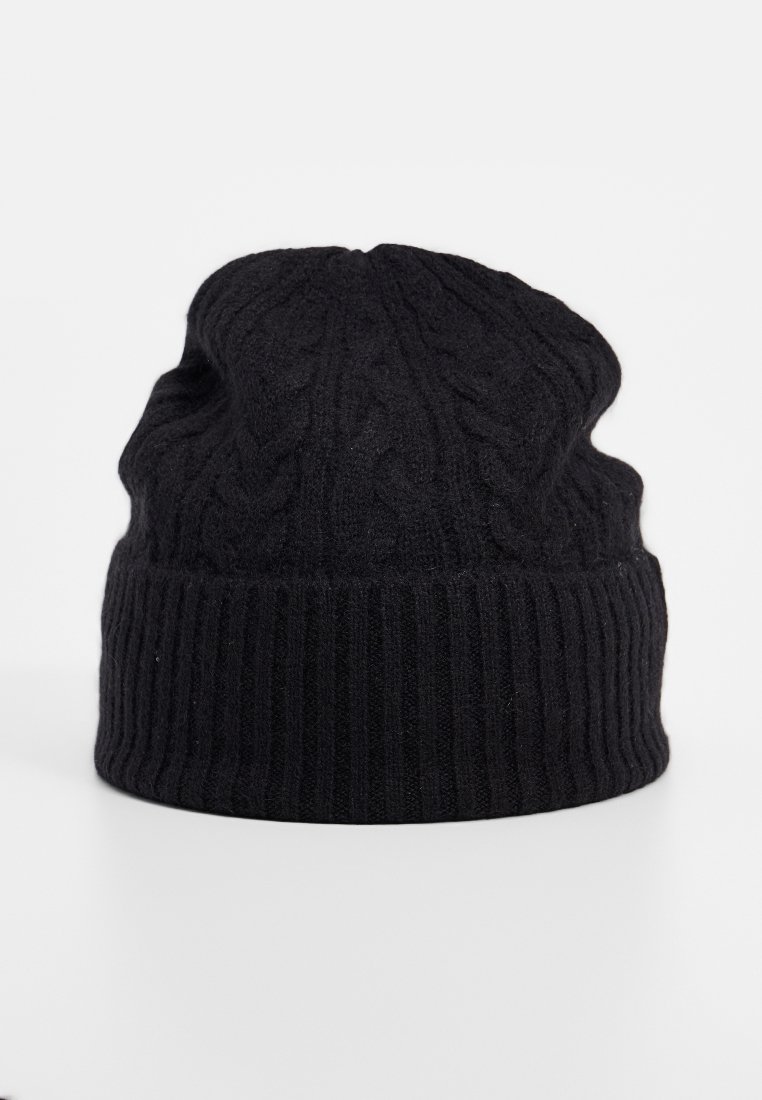 Czarny dzianinowy czapka beanie z wzorem w warkocze i ściągaczem. Materiał ma miękką teksturę, idealny na zimną pogodę.