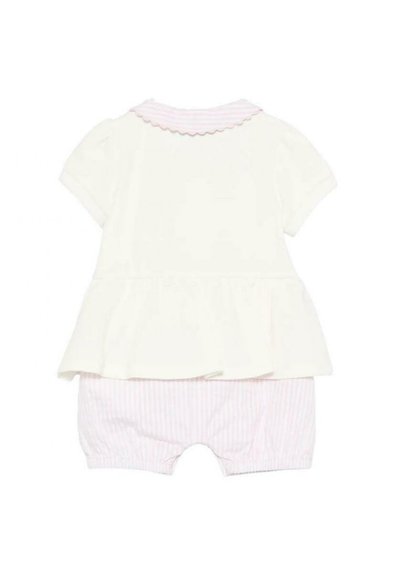 Top bianco a peplo con maniche corte, caratterizzato da un colletto ondulato rosa, abbinato a pantaloncini a righe rosa e bianche. Tessuto morbido e leggero.